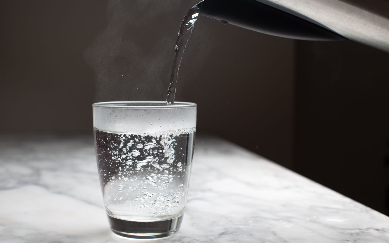 4 types d'eaux : l'eau distillée, l'eau de source, l'eau du robinet et l'eau minérale